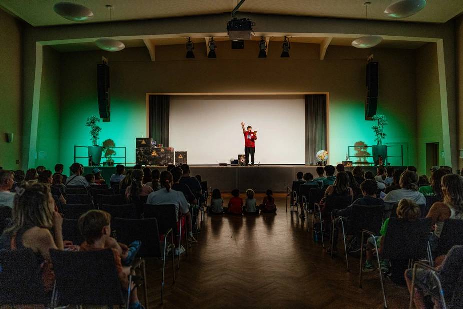 LNDW 2026: Wissenschaftler auf der Bühne beim Science Slam im Bunsen-Saal