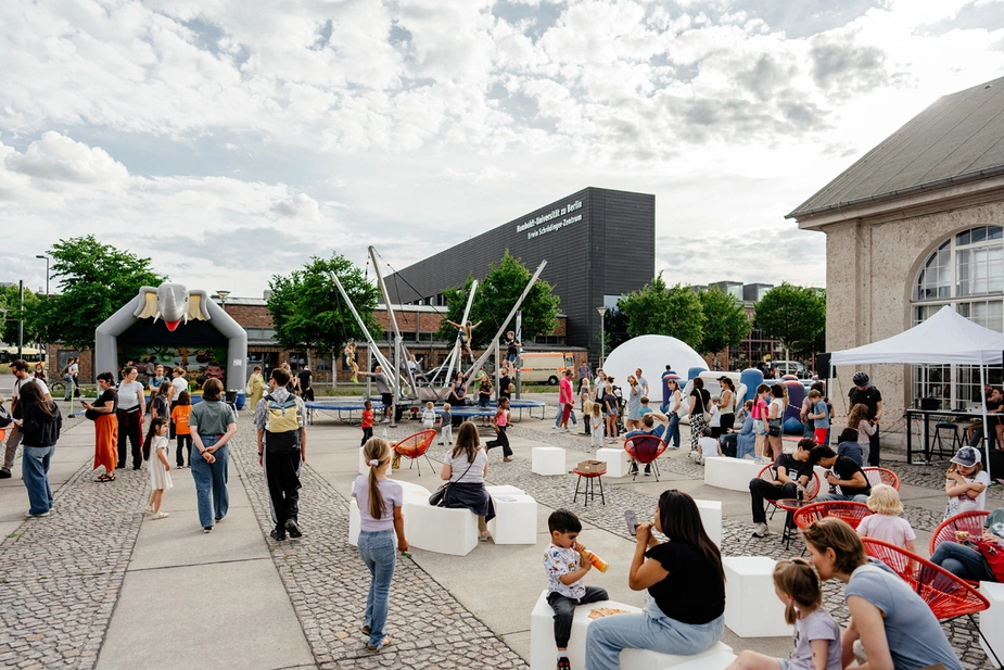 LNDW 2026 am Forumsplatz Adlershof: Viele Sitz- und Spielgelegenheiten mit vielen Gästen und Kindern