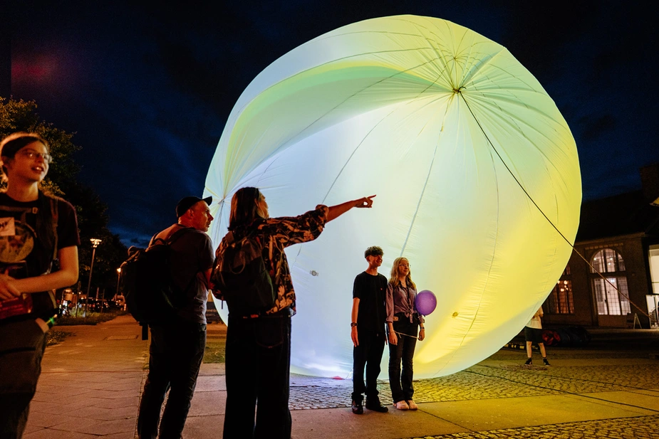 LNDW 2026: Großer, beleuchteter Ballon und Gäste am Abend