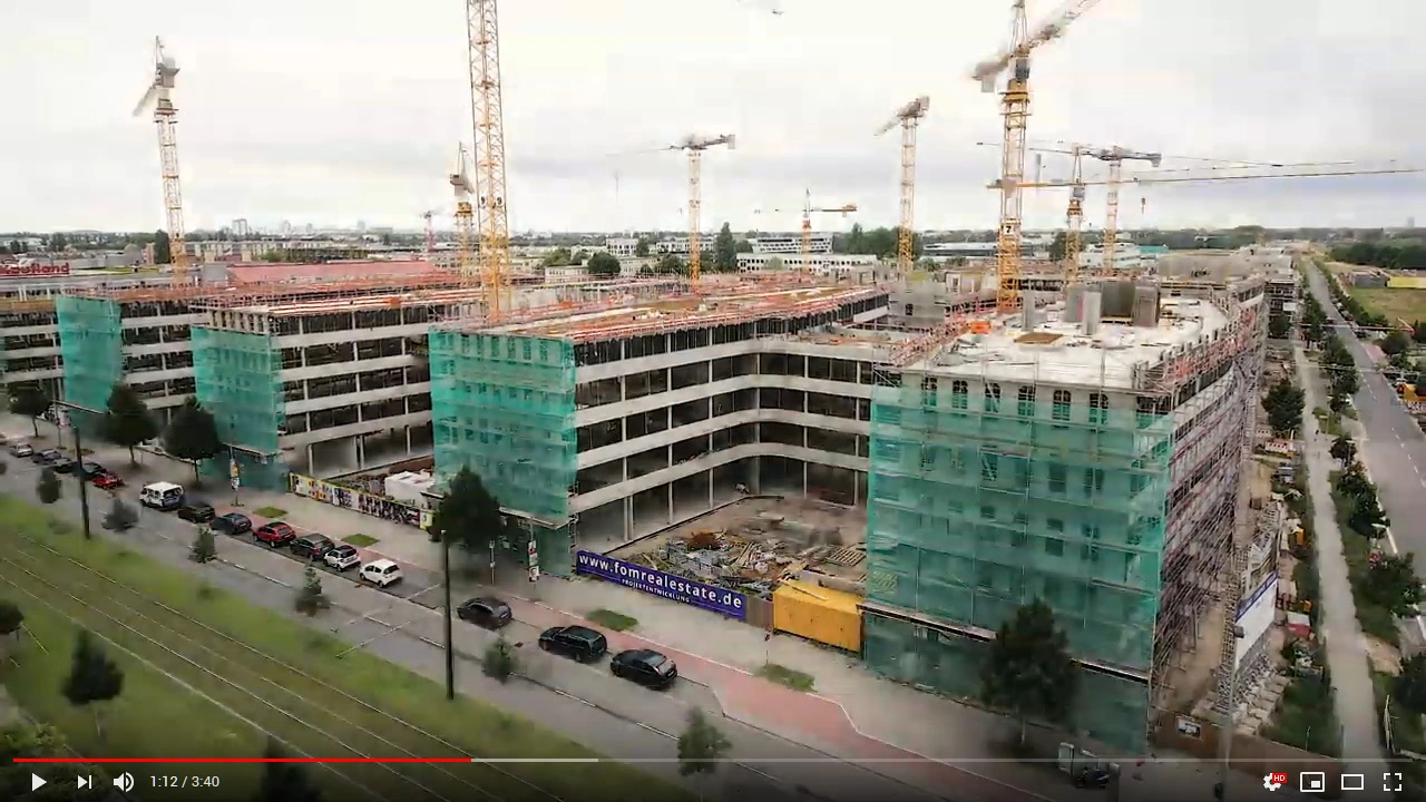 Zeitrafferaufnahme vom Bau des Allianz Campus Berlin bei YouTube