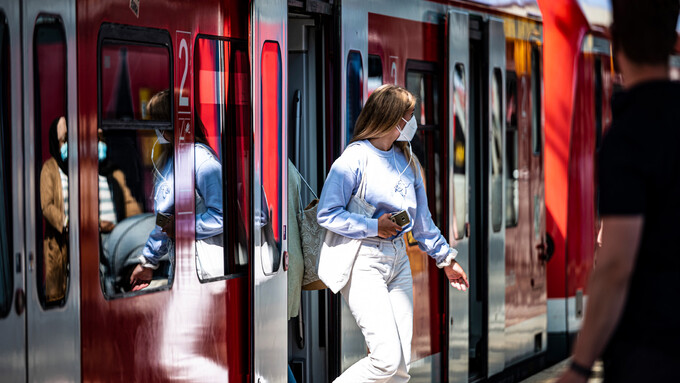 Symbolbild: Frau steigt aus einer Bahn © DLR