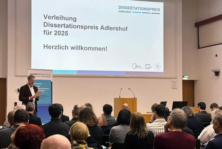 Moderator auf der Bühne vor dem Publikum