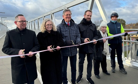 Sechs Personen schneiden das Band durch, um die neue Brücke einzuweihen