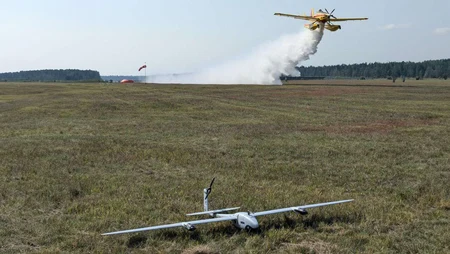 Ein Löschflugzeug überfliegt den Vegetationsbrand, nachdem die Drohne des DLR-Instituts für Optische Sensorsysteme sicher am Boden gelandet ist. Credit: DLR (CC BY-NC-ND 3.0)