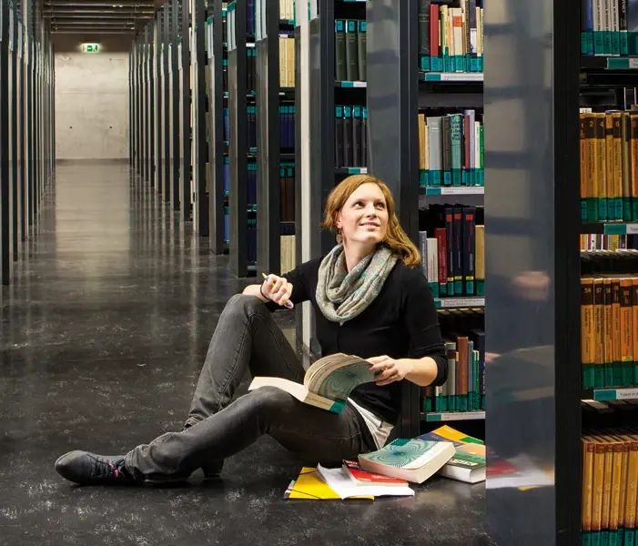 Studentin in der Bibliothek der Humboldt-Universität zu Berlin