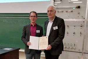 Dr. Sebastian Keckert (l.) erhielt den Preis der DPG, überreicht von Prof. Dr. Kurt Aulenbacher, Vorsitzender des Arbeitskreises Beschleunigerphysik. © HZB/A. Meseck