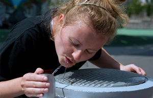 Symbolic image: Woman at a water dispenser. Source: BAM