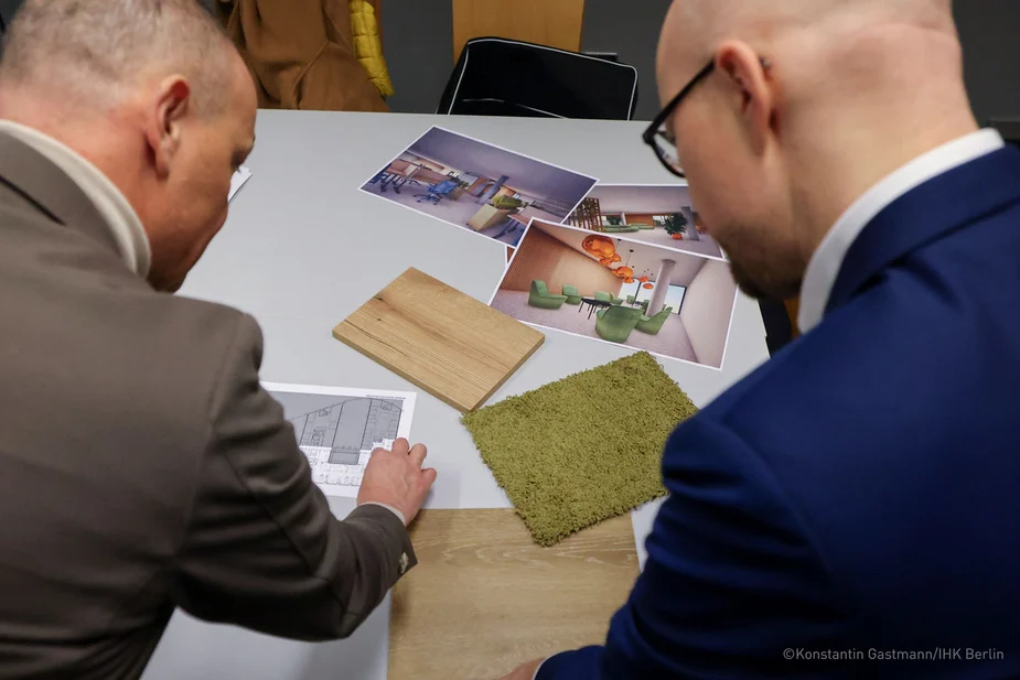 Roland Sillmann und Sebastian Stietzel schauen sich die Dokumente an. © Konstantin Gastmann/IHK Berlin