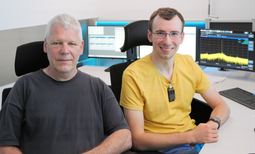 Jörg Feikes and PhD student Arnold Kruschinski in the control room of BESSY II and the MLS. © Ina Helms / HZB