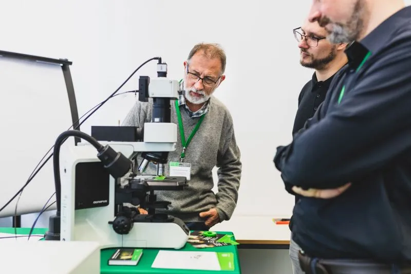 Zygmunt 'Karol' Gryczynski during a practical session at the Time-resolved Fluorescence Course © PicoQuant