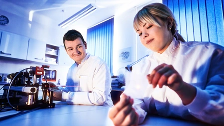 Two researchers in a laboratory working with a diode laser © FBH/Matthias Baumbach