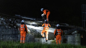 Die Einsatzkräfte der Swiss Rescue bei Such- und Bergungsarbeiten in der Nacht © I.S.A.R. Germany