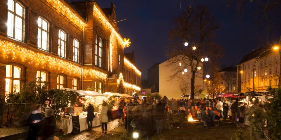 Weihnachtsmarkt vorm Kulturzentrum Alte Schule Adlershof